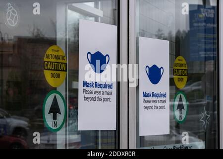 Courtenay, Vancouver Island, Kanada - November 22,2020: Sichtmaske am Eingang des Best Buy Stores aufgrund der COVID-19 Prävention erforderlich Stockfoto