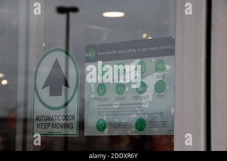 Courtenay, Vancouver Island, Kanada - November 21,2020: Blick auf Sign Ihre Gesundheit und Sicherheit ist unsere oberste Priorität am Eingang von Sleep Country Stor Stockfoto