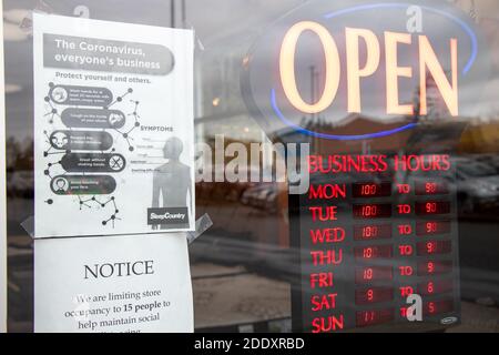 Courtenay, Vancouver Island, Kanada - November 21,2020: Blick auf Schild Coronavirus, jedermanns Geschäft am Eingang des Sleep Country Store wegen CO Stockfoto