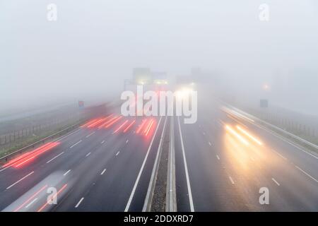 Bar Hill Cambridgeshire, Großbritannien. November 2020. Autofahrer auf der zweispurigen A14-Straße in der Nähe von Cambridge hatten heute eisigen Nebel und schlechte Sicht. Neblig Wetter beschlagenen viel von Ost-England an diesem Morgen und wird prognostiziert, dass die meisten des Tages fortsetzen. Kredit: Julian Eales/Alamy Live Nachrichten Stockfoto