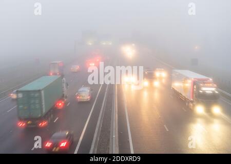 Bar Hill Cambridgeshire, Großbritannien. November 2020. Autofahrer auf der zweispurigen A14-Straße in der Nähe von Cambridge hatten heute eisigen Nebel und schlechte Sicht. Neblig Wetter beschlagenen viel von Ost-England an diesem Morgen und wird prognostiziert, dass die meisten des Tages fortsetzen. Kredit: Julian Eales/Alamy Live Nachrichten Stockfoto