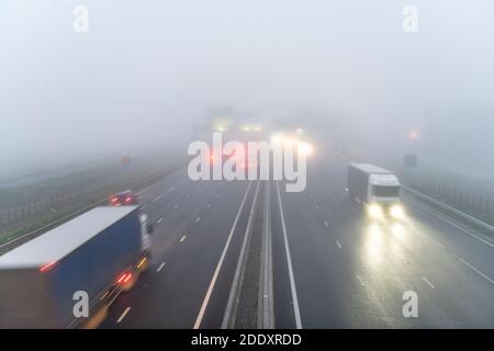 Bar Hill Cambridgeshire, Großbritannien. November 2020. Autofahrer auf der zweispurigen A14-Straße in der Nähe von Cambridge hatten heute eisigen Nebel und schlechte Sicht. Neblig Wetter beschlagenen viel von Ost-England an diesem Morgen und wird prognostiziert, dass die meisten des Tages fortsetzen. Kredit: Julian Eales/Alamy Live Nachrichten Stockfoto