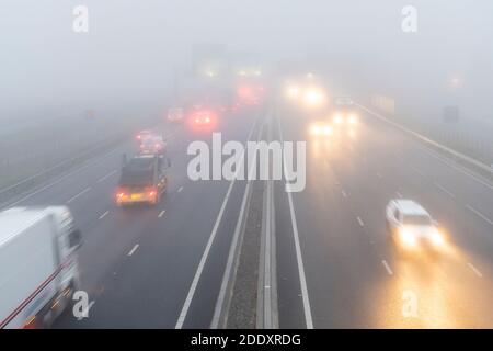 Bar Hill Cambridgeshire, Großbritannien. November 2020. Autofahrer auf der zweispurigen A14-Straße in der Nähe von Cambridge hatten heute eisigen Nebel und schlechte Sicht. Neblig Wetter beschlagenen viel von Ost-England an diesem Morgen und wird prognostiziert, dass die meisten des Tages fortsetzen. Kredit: Julian Eales/Alamy Live Nachrichten Stockfoto