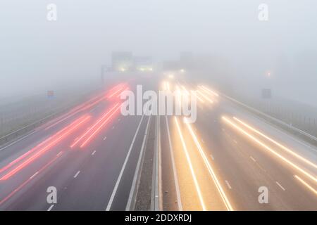 Bar Hill Cambridgeshire, Großbritannien. November 2020. Autofahrer auf der zweispurigen A14-Straße in der Nähe von Cambridge hatten heute eisigen Nebel und schlechte Sicht. Neblig Wetter beschlagenen viel von Ost-England an diesem Morgen und wird prognostiziert, dass die meisten des Tages fortsetzen. Kredit: Julian Eales/Alamy Live Nachrichten Stockfoto