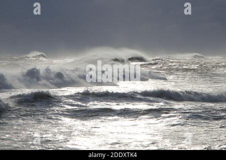 Raues Meer in silbernem Sonnenlicht Stockfoto