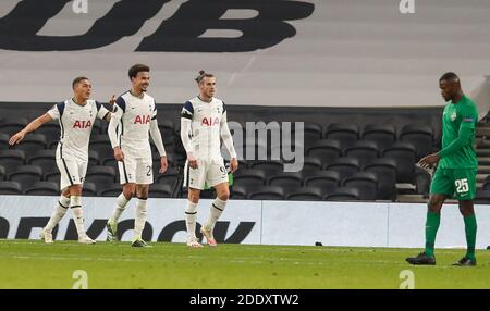 London, Großbritannien. November 2020. Carlos Vinicius von Tottenham Hotspur (1. L) feiert das zweite Tor während des UEFA Europa League Group J Spiels zwischen Tottenham Hotspur und Ludogorets Razgrad in London, Großbritannien, 26. November 2020. Quelle: Han Yan/Xinhua/Alamy Live News Stockfoto