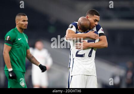 London, Großbritannien. November 2020. Tottenham Hotspur's Lucas (2. R) feiert, nachdem er mit seinem Teamkollegen beim UEFA Europa League Group J Spiel zwischen Tottenham Hotspur und Ludogorets Razgrad am 26. November 2020 in London, Großbritannien, Punkten konnte. Quelle: Han Yan/Xinhua/Alamy Live News Stockfoto