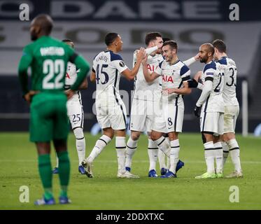 London, Großbritannien. November 2020. Tottenham Hotspur's Harry Winks (3. R) feiert nach dem Treffer beim UEFA Europa League Group J Spiel zwischen Tottenham Hotspur und Ludogorets Razgrad in London, Großbritannien, am 26. November 2020. Quelle: Han Yan/Xinhua/Alamy Live News Stockfoto