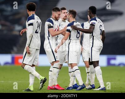 London, Großbritannien. November 2020. Tottenham Hotspur's Harry Winks (3. R) feiert nach dem Treffer beim UEFA Europa League Group J Spiel zwischen Tottenham Hotspur und Ludogorets Razgrad in London, Großbritannien, am 26. November 2020. Quelle: Han Yan/Xinhua/Alamy Live News Stockfoto