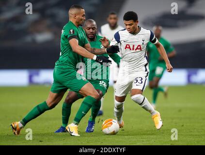 London, Großbritannien. November 2020. Tottenham Hotspur's Dane Scarlett (R) vies mit Ludogorets Razgrads Dragos Grigore (L) und Djordan Ikoko während des UEFA Europa League Group J Spiels zwischen Tottenham Hotspur und Ludogorets Razgrad in London, Großbritannien, 26. November 2020. Quelle: Han Yan/Xinhua/Alamy Live News Stockfoto