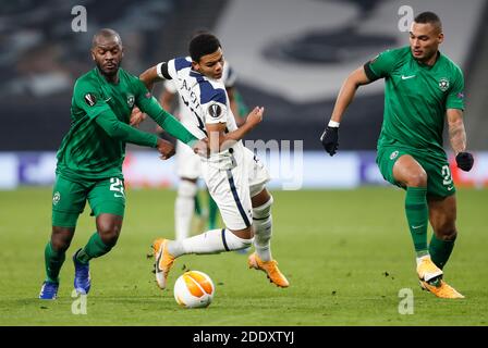 London, Großbritannien. November 2020. Tottenham Hotspur's Dane Scarlett (C) vies mit Ludogorets Razgrads Dragos Grigore (R) und Djordan Ikoko während des UEFA Europa League Group J Spiels zwischen Tottenham Hotspur und Ludogorets Razgrad in London, Großbritannien, 26. November 2020. Quelle: Han Yan/Xinhua/Alamy Live News Stockfoto