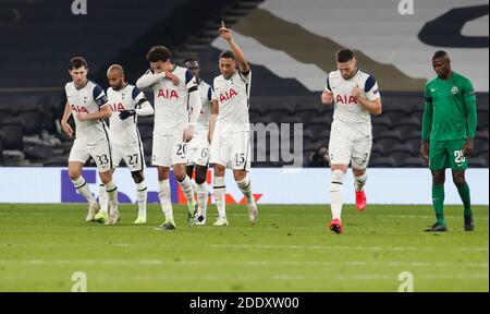 London, Großbritannien. November 2020. Carlos Vinicius (3. R) von Tottenham Hotspur feiert das zweite Tor während des UEFA Europa League Group J Spiels zwischen Tottenham Hotspur und Ludogorets Razgrad in London, Großbritannien, 26. November 2020. Quelle: Han Yan/Xinhua/Alamy Live News Stockfoto