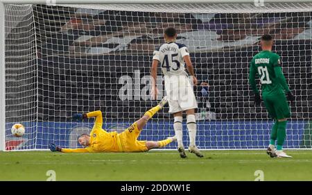 London, Großbritannien. November 2020. Tottenham Hotspur's Carlos Vinicius (C) erzielt das zweite Tor während des UEFA Europa League Group J Spiels zwischen Tottenham Hotspur und Ludogorets Razgrad in London, Großbritannien, am 26. November 2020. Quelle: Han Yan/Xinhua/Alamy Live News Stockfoto