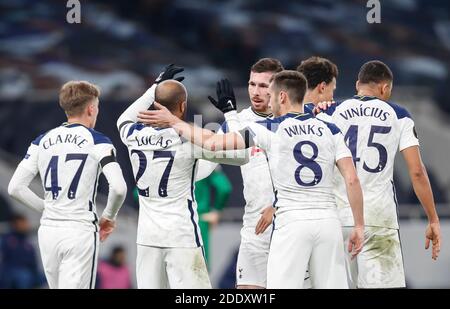 London, Großbritannien. November 2020. Tottenham Hotspur's Lucas (2. L) feiert, nachdem er beim UEFA Europa League Group J Spiel zwischen Tottenham Hotspur und Ludogorets Razgrad am 26. November 2020 in London, Großbritannien, mit seinen Teamkollegen Punkten konnte. Quelle: Han Yan/Xinhua/Alamy Live News Stockfoto