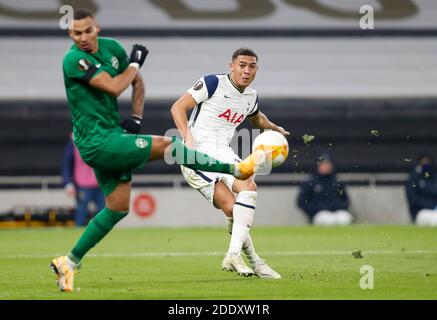 London, Großbritannien. November 2020. Carlos Vinicius von Tottenham Hotspur schießt beim UEFA Europa League Group J Spiel zwischen Tottenham Hotspur und Ludogorets Razgrad am 26. November 2020 in London, Großbritannien, an Ludogorets Razgrads Dragos Grigore vorbei. Quelle: Han Yan/Xinhua/Alamy Live News Stockfoto