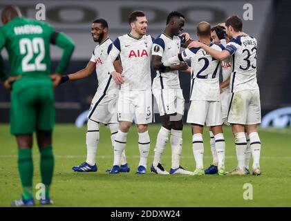 London, Großbritannien. November 2020. Tottenham Hotspur's Harry Winks (2. R) feiert nach dem Treffer beim UEFA Europa League Group J Spiel zwischen Tottenham Hotspur und Ludogorets Razgrad in London, Großbritannien, am 26. November 2020. Quelle: Han Yan/Xinhua/Alamy Live News Stockfoto