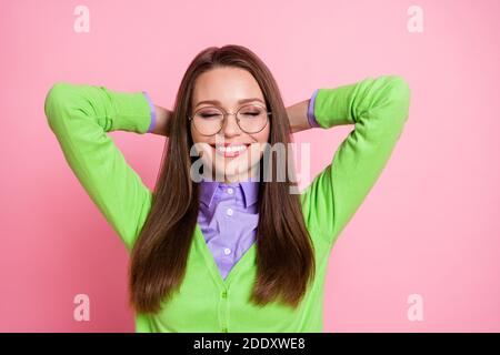 Oben über High-Winkel-Ansicht Foto von Mädchen strecken Hände NAP isoliert auf pastellfarbenem Hintergrund Stockfoto