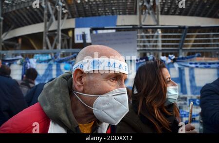 Neapel, Italien. November 2020. Kerzen, Blumen und Pyro Feuer, das Gebet und erinnern an Anhänger von Neapel vor San Paolo Stadion zu Diego Armando Maradona, Tod gestern in Tigre, Stadt neben Buenos Aires, sechzig Jahre alt nach Herzstillstand. (Foto: Pasquale Gargano/Pacific Press) Quelle: Pacific Press Media Production Corp./Alamy Live News Stockfoto