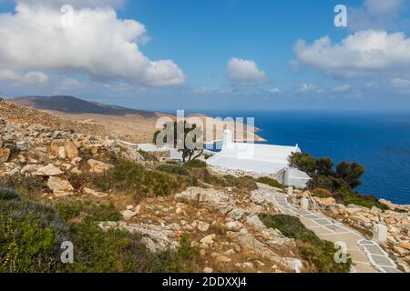 Blick auf die kleine Kirche Panagia Paleokastritsa in den Ruinen Palaiokastro Burg. Oben auf dem Hügel. Ios-Insel, Griechenland. Stockfoto