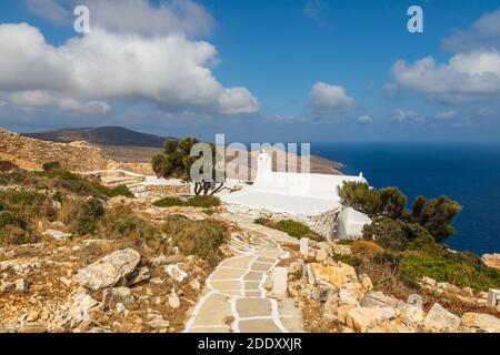 Blick auf die kleine Kirche Panagia Paleokastritsa in den Ruinen Palaiokastro Burg. Oben auf dem Hügel. Ios-Insel, Griechenland. Stockfoto