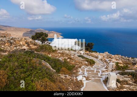 Blick auf die kleine Kirche Panagia Paleokastritsa in den Ruinen Palaiokastro Burg. Oben auf dem Hügel. Ios-Insel, Griechenland. Stockfoto