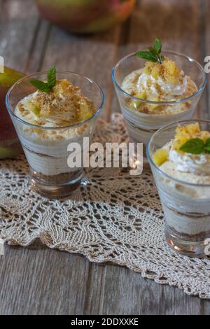 Mango Mousse in Glas Tasse mit Minze auf Holz Hintergrund Stockfoto