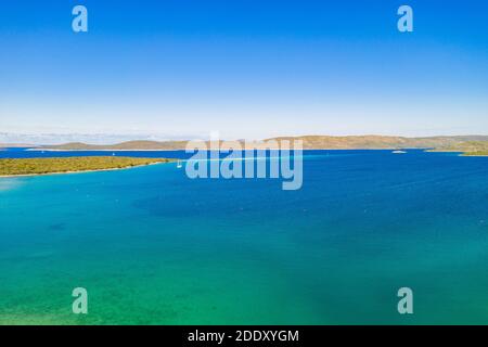 Adriaküste und Insel Dugi Otok in Kroatien, Luftaufnahme von Drohne Stockfoto