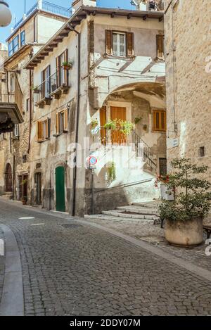 Stadtbild mit malerischen Außentreppe des alten Hauses auf dem Hügel historische Stadt, in hellem Licht in Scanner, L'Aquila, Abruzzen, Italien aufgenommen Stockfoto