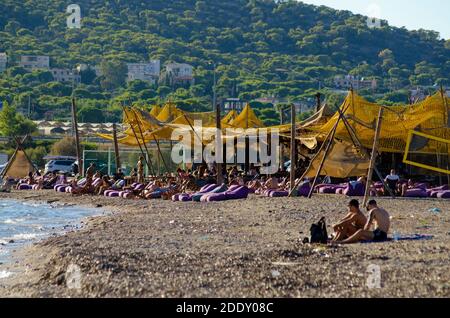 Gesamtansicht von Palaia Fochaia an der Athenäischen Riviera in Attica Griechenland. Menschen entspannen am Strand - Foto: Geopix Stockfoto