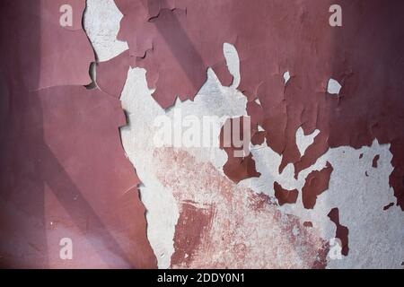 Alte verwitterte burgunderfarbene gestrichene Wand. Stockfoto