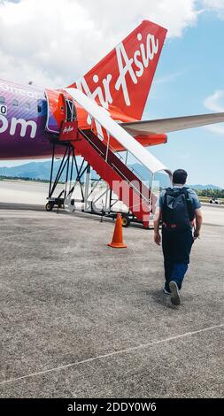 Passagier zu Fuß zu einem Air Asia Flugzeug in Kuala Lumpur Lokaler Flug vom Flughafen KLA2 Stockfoto