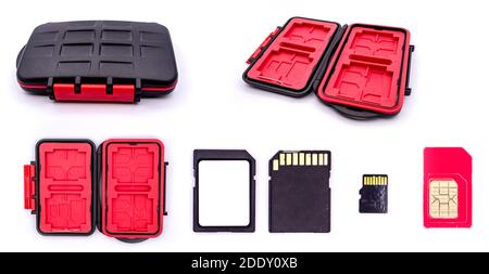 Speicher und SIM-Karten - verschiedene Größen SD und SIM-Karten mit Kartenhalter isoliert auf weißem Hintergrund. SD- und Micro-SD-Karten. Micro, Mini und Nano SIM c Stockfoto
