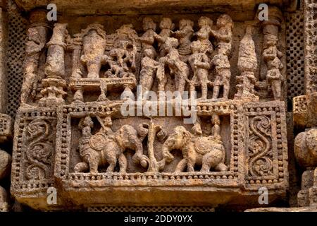 Konark, 9, April, 2014, Nahaufnahme der mythologischen Geschichte in Stein gemeißelt Vom Hindu-Sonnentempel, UNESCO-Weltkulturerbe in Odisha, Indien Stockfoto