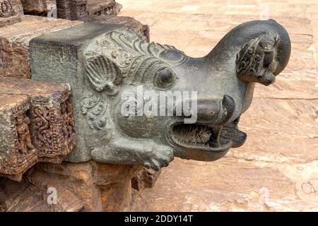 Konark, 9, April, 2014, Nahaufnahme Profil des schwarzen Granitstein-Wasserspeier mit menschlichen Figuren auf Hindu-Sonnentempel, UNESCO-Weltkulturerbe Odisha, Indien Stockfoto