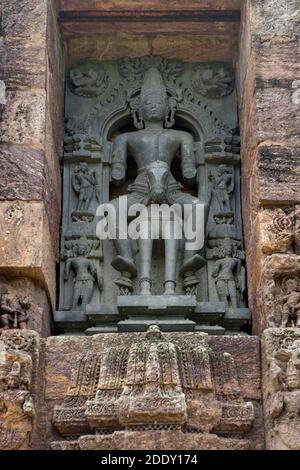 Konark, 9. April 2014, Schwarzer Granitstein Idol von Sonnengott sitzend auf Pferd im Hindu-Sonnentempel, UNESCO-Weltkulturerbe, Odisha, Indien, Stockfoto