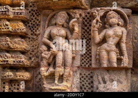 Konark, 9. April 2014, Nahaufnahme der Steinkunst, die weibliche Schönheit auf Wandtafeln im Hindu-Sonnentempel darstellt, UNESCO-Weltkulturerbe in Odisha, Indien Stockfoto