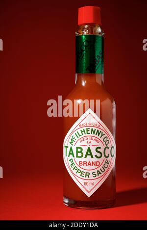 Zaragoza, Spanien - 28. Oktober 2020: Tabasco Sauce Flasche. Tabasco ist seit 1868 das Markenzeichen für eine heiße Sauce aus den USA. Stockfoto