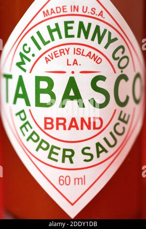 Zaragoza, Spanien - 28. Oktober 2020: Tabasco Sauce Flasche. Tabasco ist seit 1868 das Markenzeichen für eine heiße Sauce aus den USA. Stockfoto