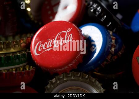 Zaragoza, Spanien - 28. Oktober 2020: Sammlung von Flaschenverschlüssen von verschiedenen Arten von Getränken, eine Coca Cola Kappe sticht heraus. Stockfoto