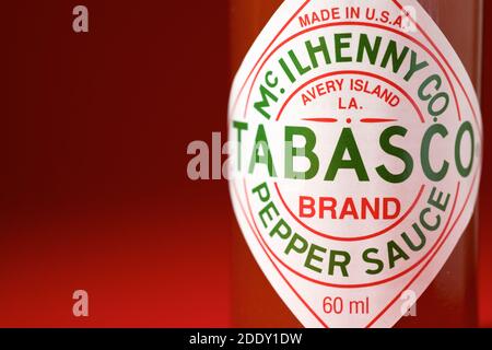 Zaragoza, Spanien - 28. Oktober 2020: Tabasco Sauce Flasche. Tabasco ist seit 1868 das Markenzeichen für eine heiße Sauce aus den USA. Stockfoto