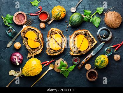 Wellington Kürbis, Brot gefüllt mit gebackenen Pilzen und Kürbis. Stockfoto