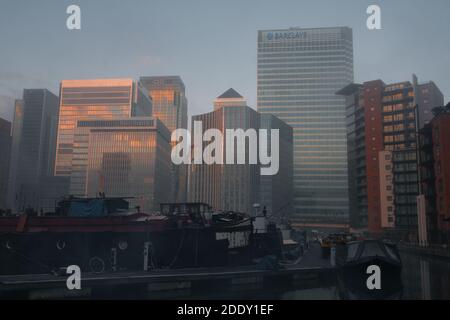 Nebliger Sonnenaufgang über Blackwall Basin, Blick auf Canary Wharf, London, 27. November 2020 Stockfoto