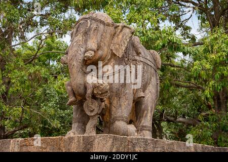 Konark, 9, April, 2014, Steinskulptur des riesigen dekorierten Elefanten, der menschliche Figur hält, die auf einem Sockel am Hindu-Sonnentempel, Odisha, Indien, Stockfoto