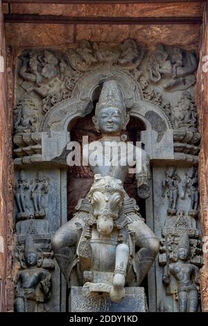 Konark, 9. April 2014, Schwarzes Granitidol des Sonnengottes auf Pferd sitzend mit Mythologie-Figuren im Hindu-Sonnentempel, UNESCO-Weltkulturerbe, Odisha, Indien Stockfoto