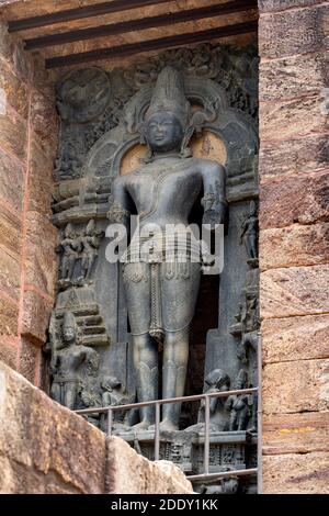 Konark, 9. April 2014, Schwarzer Granitstein Idol des stehenden Sonnengottes im Hindu-Sonnentempel, 13. Jahrhundert UNESCO-Weltkulturerbe, Odisha, Indien, Stockfoto