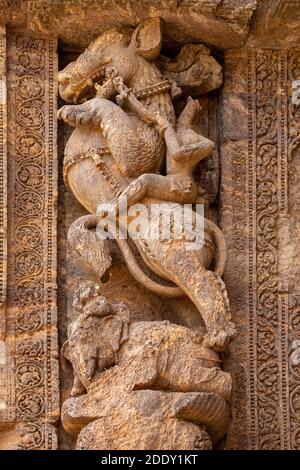 Konark, 9. April 2014, Nahaufnahme einer Steinskulptur, die mythologische Geschichte vom Hindu-Sonnentempel darstellt, UNESCO-Weltkulturerbe in Odisha, Indien Stockfoto