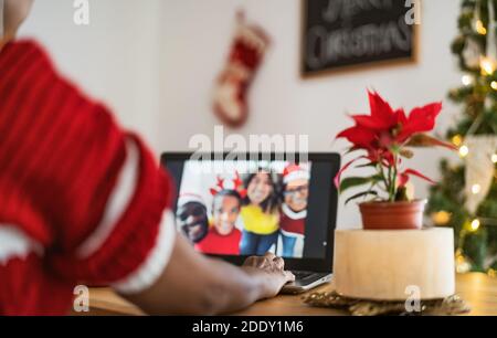 Glückliche afrikanische Familie mit Videoanruf am Computer während Weihnachten Feiertage Stockfoto