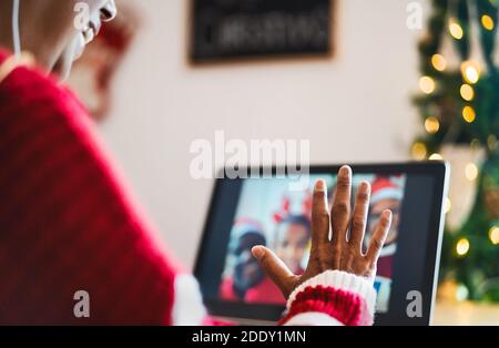 Glückliche Familie mit Videoanruf am Computer während der Weihnachtsfeiertage Stockfoto