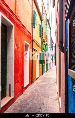 Schmale Straße mit bunten Häusern auf der Insel Burano, Venedig, Italien Stockfoto