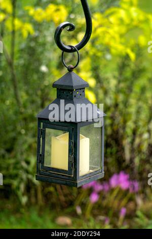 Schwarze Laterne zur Gartendekoration, stilisiert antik Stockfoto